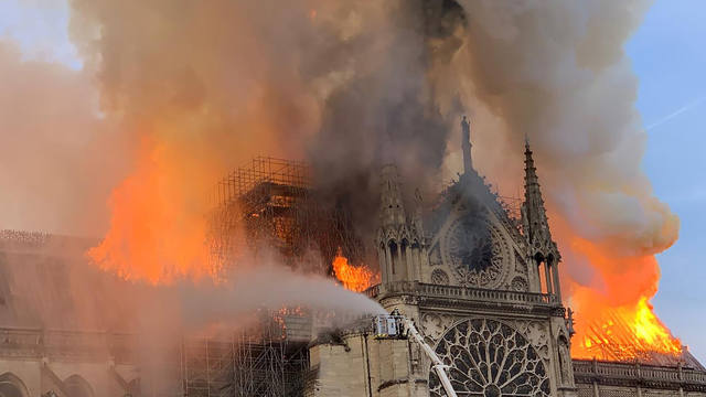 FOTO: Las dramáticas imágenes de Notre Dame bajo fuego