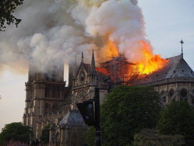 FOTO: Las dramáticas imágenes de Notre Dame bajo fuego