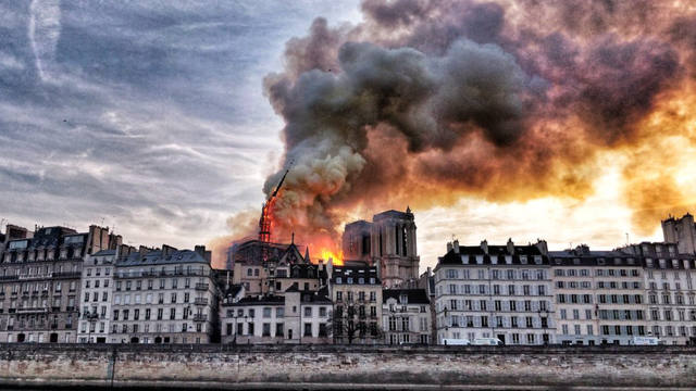 El incendio en Notre Dame está totalmente controlado
