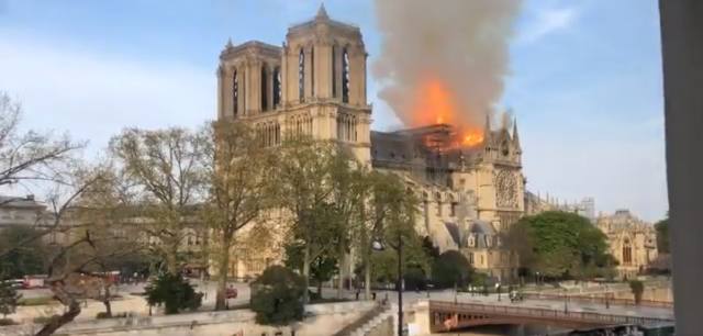 El incendio en Notre Dame está totalmente controlado