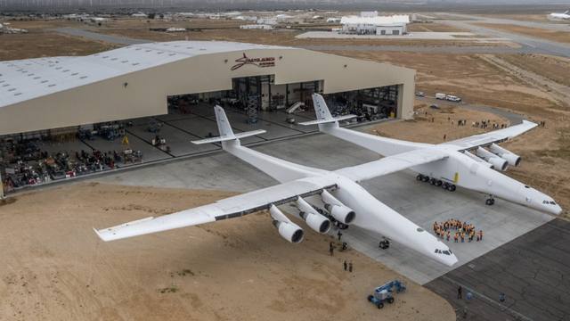 FOTO: El avión más grande del mundo voló por primera vez