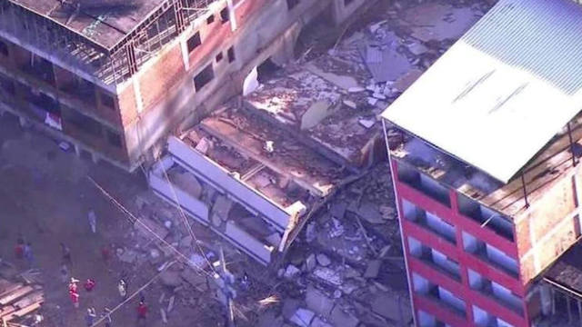FOTO: Dos muertos y 15 desaparecidos al derrumbarse dos edificios