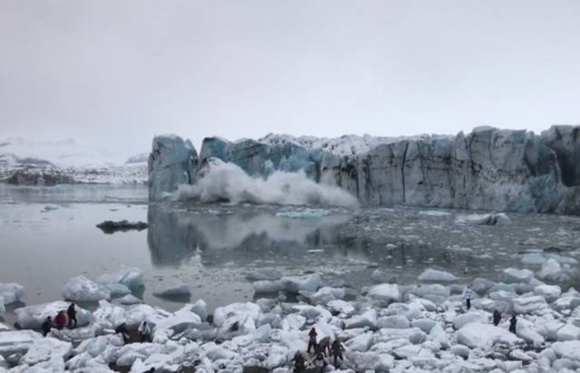 FOTO: Turistas huyeron tras la ruptura de un glaciar en Islandia