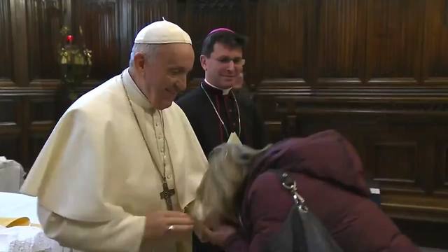 Se viralizó video del Papa negándose a que le besen la mano