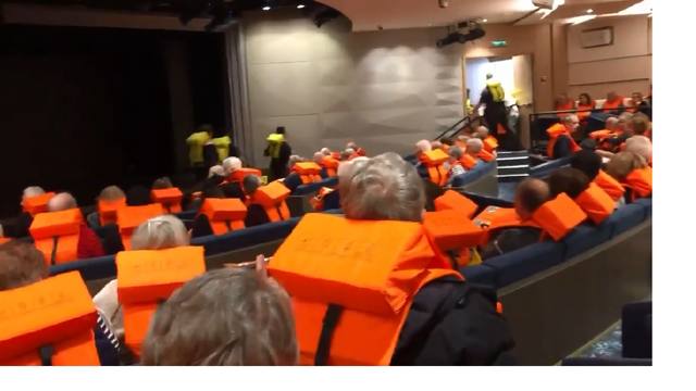 FOTO: Evacuan crucero con 1.400 pasajeros en la costa de Noruega