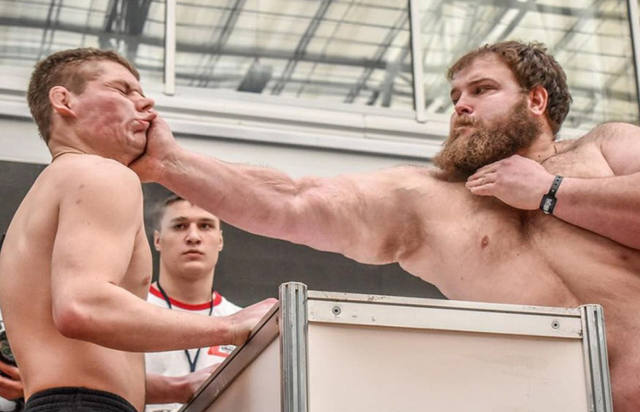 Insólito primer campeonato de cachetadas del mundo en Rusia