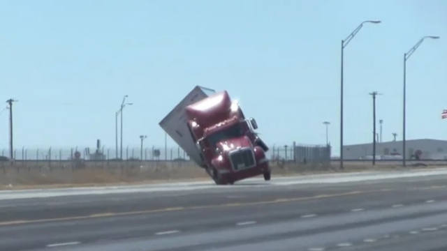 FOTO: Video: vientos de más de 100 km/h tiraron un camión en Texas