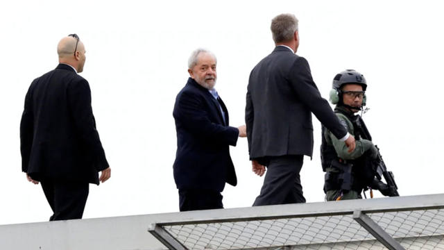 FOTO: Lula salió de prisión para asistir al entierro de su nieto