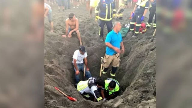 FOTO: Construyó un túnel en la playa con su hijo y murió sepultado