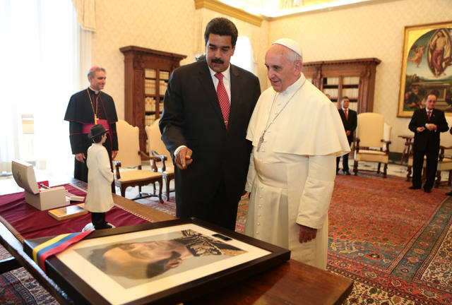 FOTO: Más solo que Maduro: el Papa y China se abren