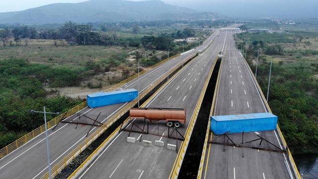 Venezuela: Ejército bloquea puente por donde llegaría ayuda