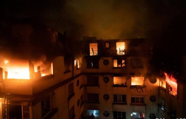 FOTO: Al menos diez muertos al incendiarse un edificio en Paris