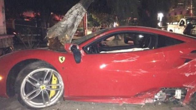 Chocó una Ferrari de u$s 700.000 y la abandonó en la calle