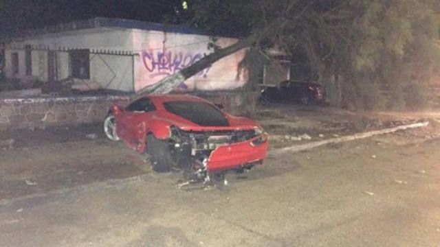 FOTO: Chocó una Ferrari y la abandonó