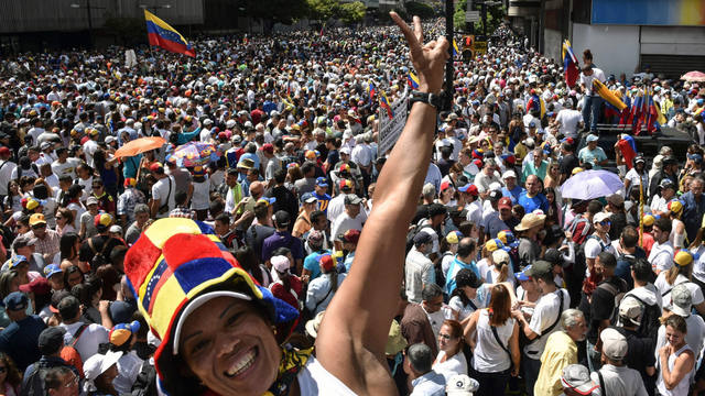 FOTO: Tensión por masivas marchas a favor y en contra de Maduro