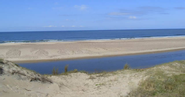 FOTO: Un hombre falleció en las playas de Uruguay por una bacteria