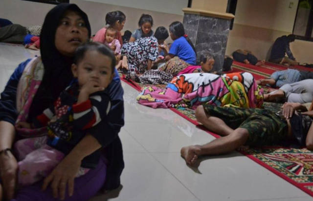 FOTO: Ya son más de 420 los muertos por el tsunami en Indonesia
