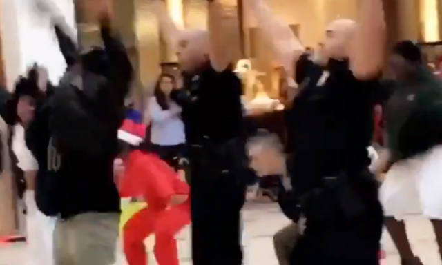 FOTO: La sorpresiva intervención policial en un flashmob navideño