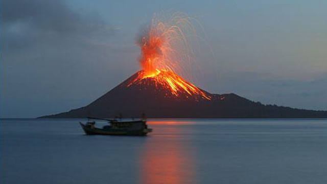 La impresionante erupción del volcán Anak Krakatoa