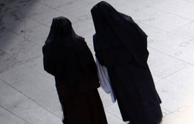 FOTO: Dos monjas robaron 500.000 dólares para ir a Las Vegas