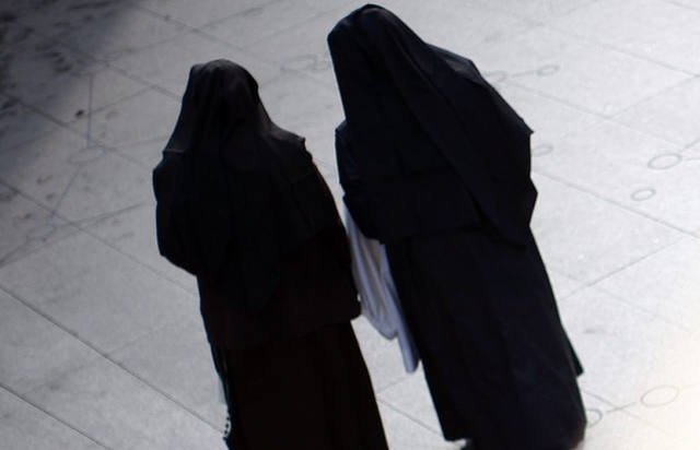 Dos monjas robaron 500.000 dólares para ir a Las Vegas