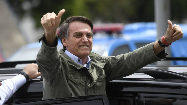 FOTO: Jair Bolsonaro felicitó a un policía que mató a un ladrón