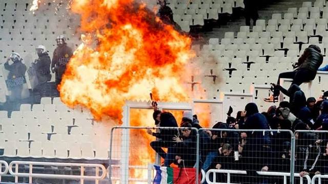 Video: batalla campal entre hinchas del AEK Atenas y el Ajax