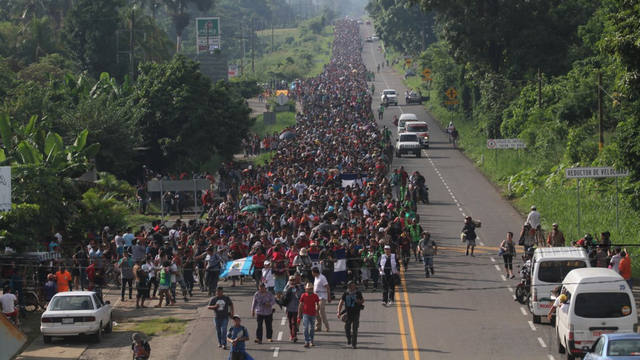 FOTO: Caravana de hondureños por el permiso migratorio en México