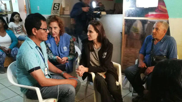 FOTO: Angelina Jolie visitó a refugiados venezolanos en Perú