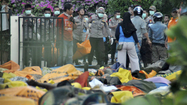 FOTO: Ya son más de 1.500 muertos y mil desaparecidos en Indonesia