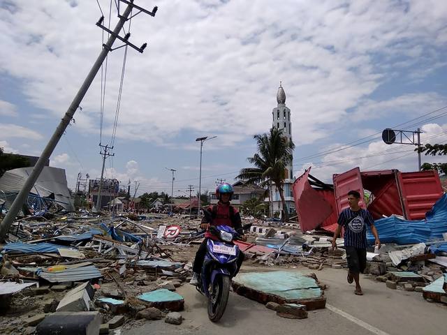 FOTO: 59 mil desplazados y 1.000 muertos por tsunami en Indonesia