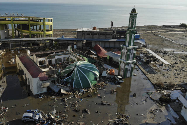 FOTO: 59 mil desplazados y 1.000 muertos por tsunami en Indonesia