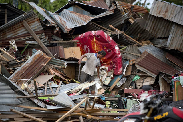 FOTO: Dramáticas fotos del tsunami en Indonesia: 844 muertos