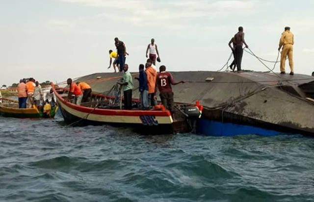 FOTO: Son 126 los muertos por un naufragio en Tanzania