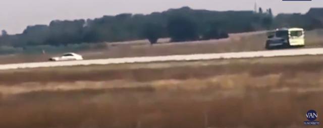 FOTO: Video: entró manejando un auto a la pista de un aeropuerto