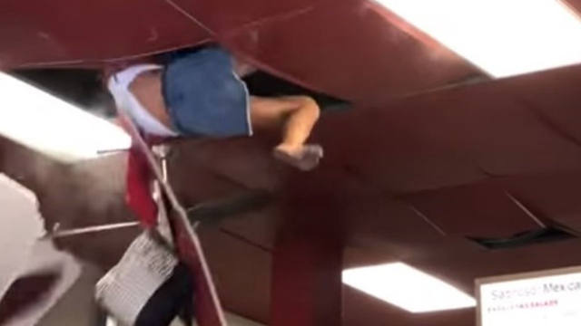 Video: cayó del techo en un restaurante y sorprendió a todos