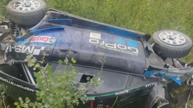 Un piedra grande que golpeó el "chapón", sacó el auto de Paddon del camino en 6ta 