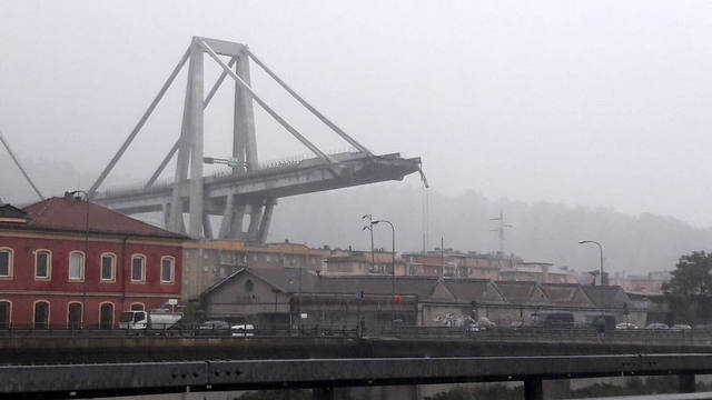 FOTO: ¿Cayó un rayo sobre el puente que se desplomó en Génova?