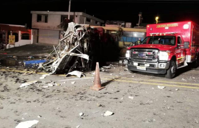 FOTO: 24 muertos al chocar un micro con un auto en Ecuador