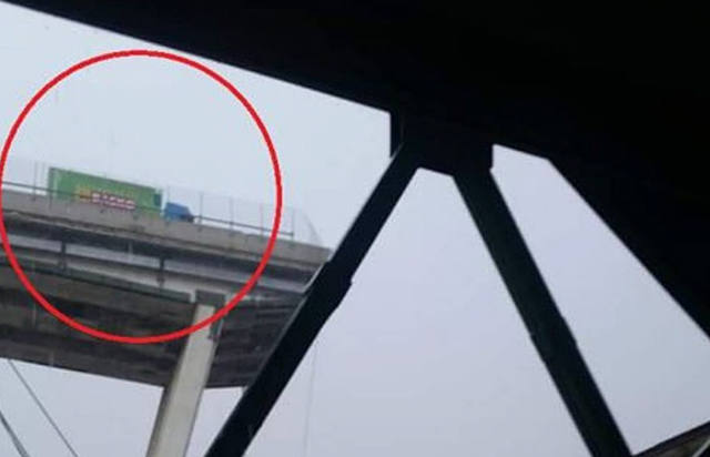 FOTO: Un camión quedó a borde del abismo en el puente Morandi