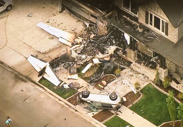 FOTO: Estrelló una avioneta contra su casa y murió en el acto
