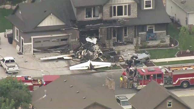 FOTO: Estrelló una avioneta contra su casa y murió en el acto