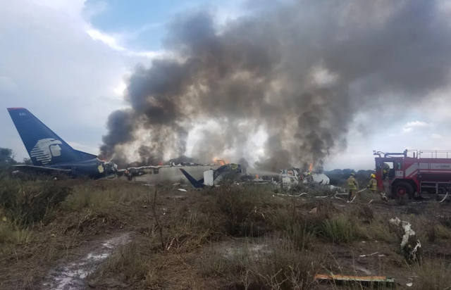 FOTO: Milagro en México: cayó un avión, pero no hay muertos