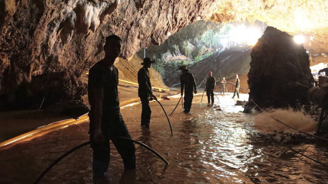 FOTO: Por ahora, rescataron de la cueva a cuatro de los chicos