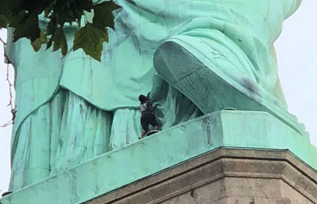 Trepó a la Estatua de la Libertad y obligó a cerrarla