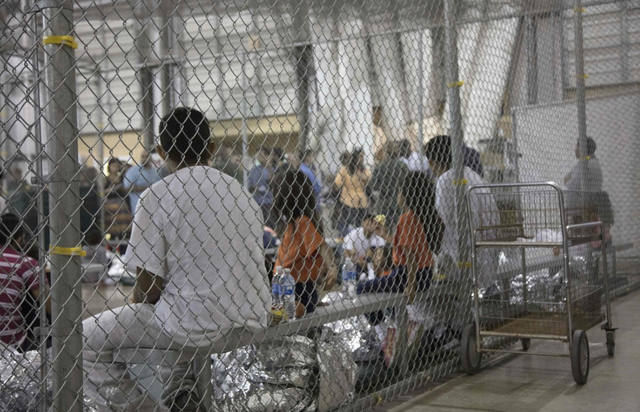 FOTO: Trump encierra en jaulas a hijos de inmigrantes
