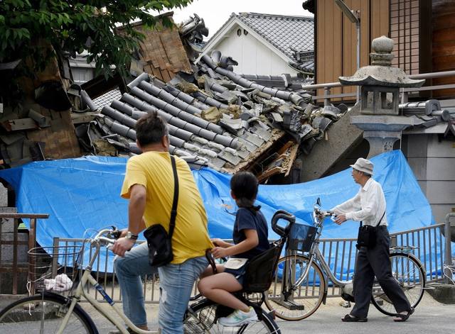Tres muertos y 300 heridos por un terremoto en Japón
