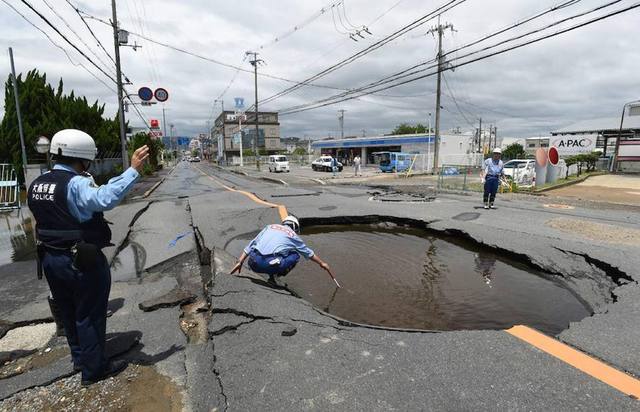 Tres muertos y 300 heridos por un terremoto en Japón