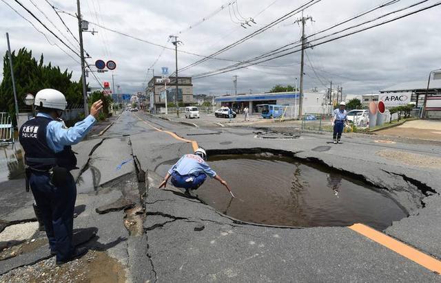 FOTO: Tres muertos y 300 heridos por un terremoto en Japón