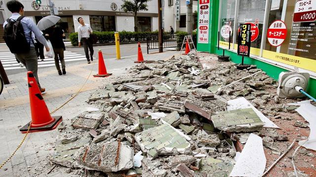 FOTO: Tres muertos y 300 heridos por un terremoto en Japón